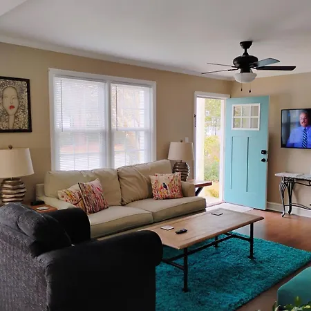 Charming, Cozy Cottage Near Downtown New Bern